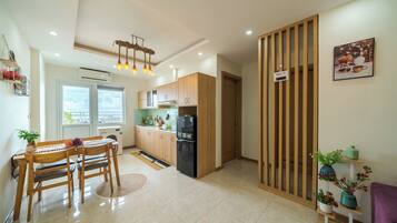 Deluxe Apartment, Sea View | In-room dining