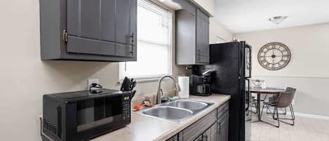 Réfrigérateur, micro-ondes, four, plaque de cuisson