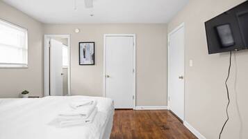 3 bedrooms, iron/ironing board, WiFi, bed sheets