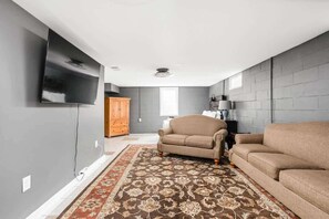 TV, offices - Townhouse in Prime Carmel Location! (Indianapolis)