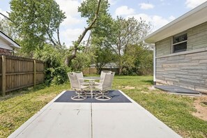 Outdoor dining - Townhouse in Prime Carmel Location! (Indianapolis)