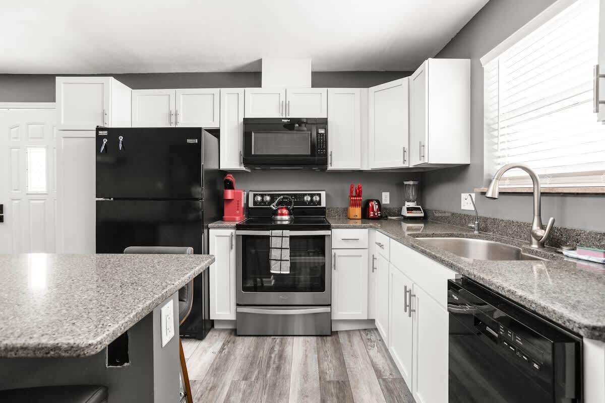 Kjøleskap, mikrobølgeovn, ovn og kokeplater