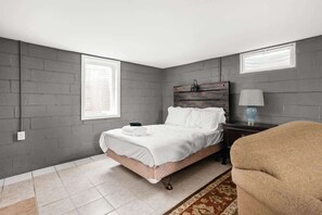 3 bedrooms, iron/ironing board, WiFi, bed sheets - Townhouse in Prime Carmel Location! (Indianapolis)