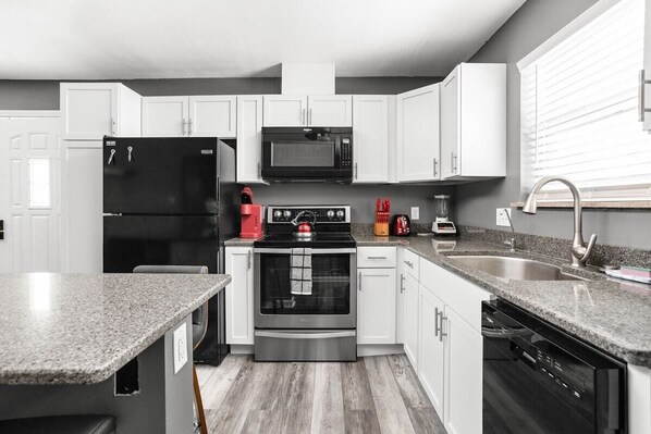 Réfrigérateur, micro-ondes, four, plaque de cuisson