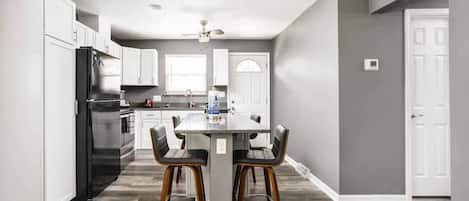 Een koelkast, een microgolfoven, een oven, een kookplaat