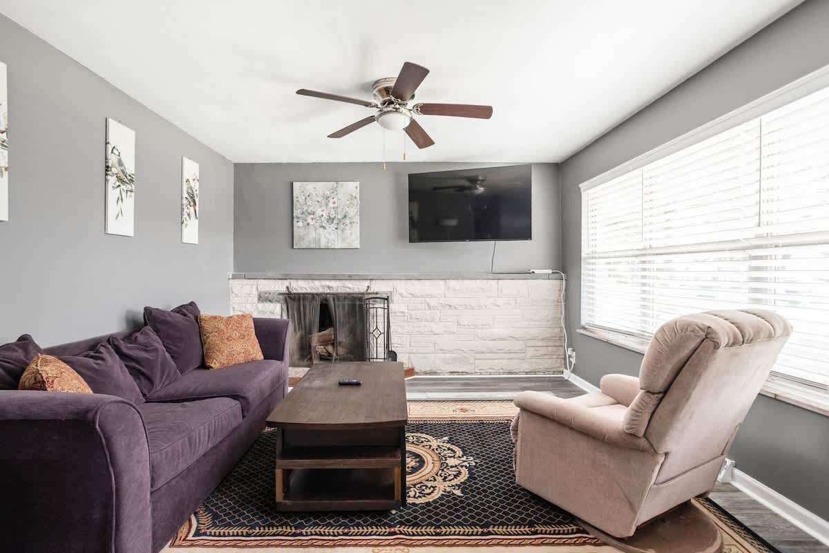 Una televisión, una oficina