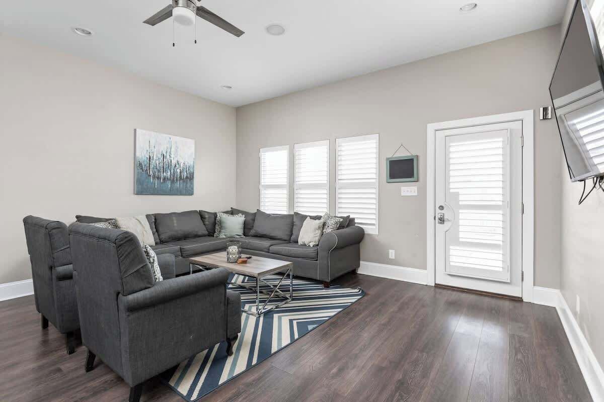 Urban Luxury | Walkable | Easy Parking | Spacious! - Indiana