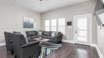 Televisión, futbolito y oficina