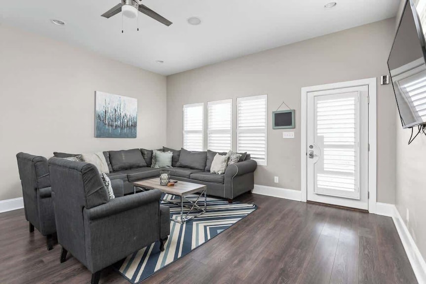 Urban Luxury | Walkable | Easy Parking | Spacious! - Indiana