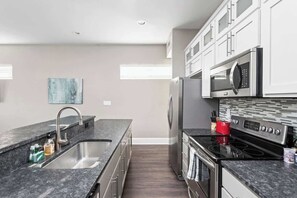 Kühlschrank, Mikrowelle, Herdplatte, Geschirrspüler