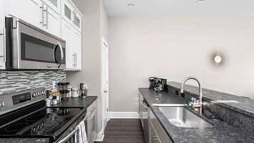 Refrigerador, microondas, parrilla de estufa y lavavajillas