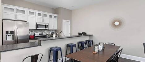 Kühlschrank, Mikrowelle, Herdplatte, Geschirrspüler