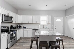 ثلاجة، ميكروويف، فرن، موقد طهي مسطح