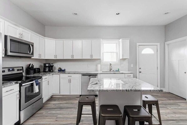 Jääkaappi, mikroaaltouuni, uuni, liesi