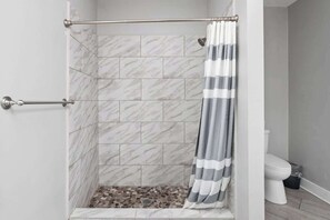 Suihku, hiustenkuivaaja, sampoo