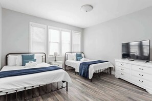 4 عدّة غرف نوم ومكواة/لوح كي وواي فاي وملاءات أسرّة