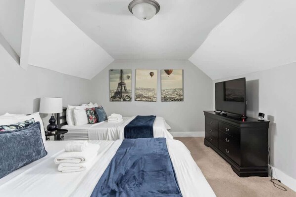 4 bedrooms, iron/ironing board, WiFi, bed sheets