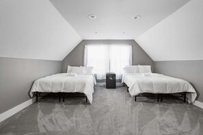 4 عدّة غرف نوم ومكواة/لوح كي وواي فاي وملاءات أسرّة