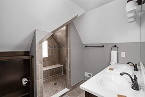 Dusche, Haartrockner, Shampoo