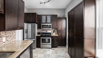 Kühlschrank, Mikrowelle, Ofen, Herdplatte