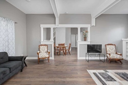 4BR Retreat | Walk to Downtown | Private Garage!