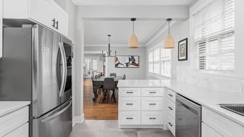 雪櫃、微波爐、焗爐、爐具