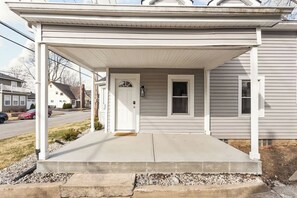 Exterior detail - Charming Getaway - Outdoor Deck - Patio (Indianapolis)