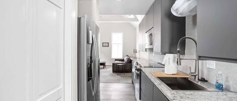 Réfrigérateur, micro-ondes, four, plaque de cuisson