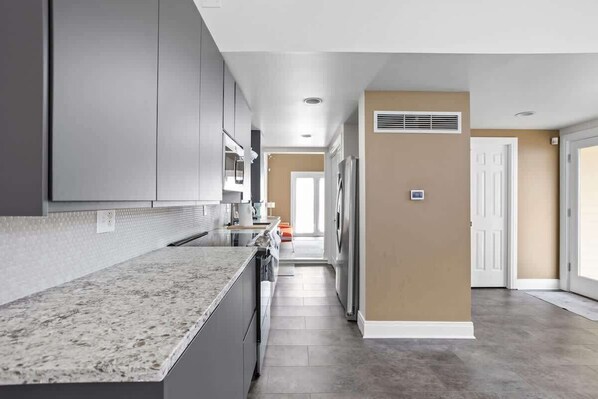 Refrigerador, microondas, horno, placa de cocina