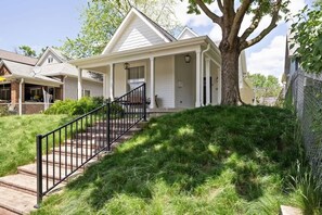 Exterior - Windsor Manor, Spacious Retreat, Near Downtown! (Indianapolis)