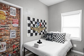 4 bedrooms, iron/ironing board, WiFi, bed sheets - Shadeland Estate: Near Downtown, Patio & BBQ Grill (Indianapolis)