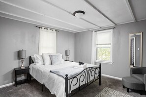 4 bedrooms, iron/ironing board, WiFi, bed sheets