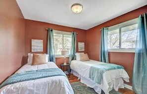 4 bedrooms, iron/ironing board, WiFi, bed sheets