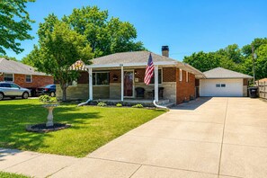 Exterior - Beech Grove Retreat | Yard   • Game Room • Sleeps 10 (Beech Grove)