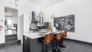 Frigorifero, microonde, forno, piano cottura