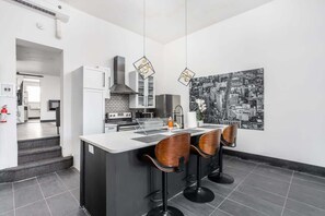 Een koelkast, een microgolfoven, een oven, een kookplaat