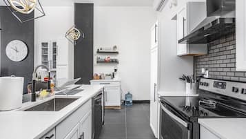 Frigorífico, microondas, horno y placa de cocina