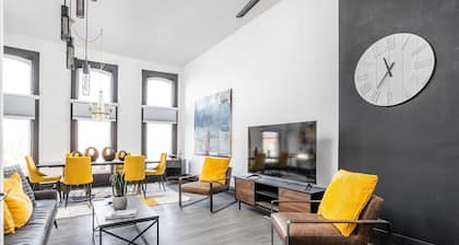 Luxurious Downtown Penthouse, Great Views!