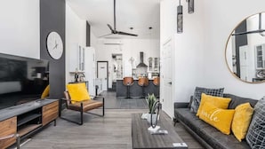 Un salon moderne avec un canapé, une table basse et un meuble pour la télévision.
