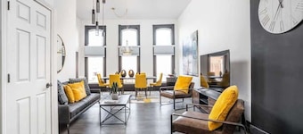 Luxurious Downtown Penthouse, Great Views!