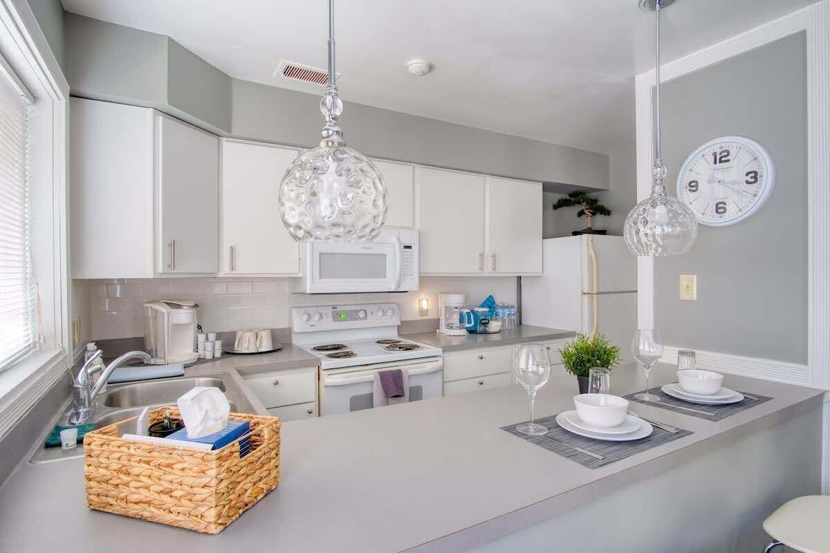 Réfrigérateur, micro-ondes, four, plaque de cuisson