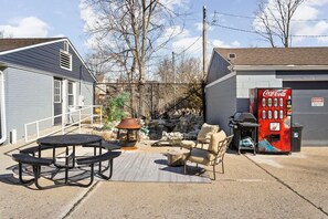 Outdoor dining - Explore Indy in Perfect Location - Cozy 1BR (Indianapolis)