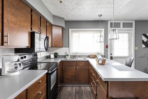 Een koelkast, een oven, een kookplaat, een vaatwasser