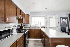 Fridge, microwave, oven, stovetop - Stylish Stay Indy, Near Downtown (Indianapolis)