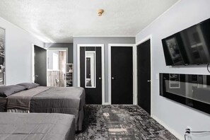 1 bedroom, iron/ironing board, WiFi, bed sheets - Stylish Stay Indy, Near Downtown (Indianapolis)