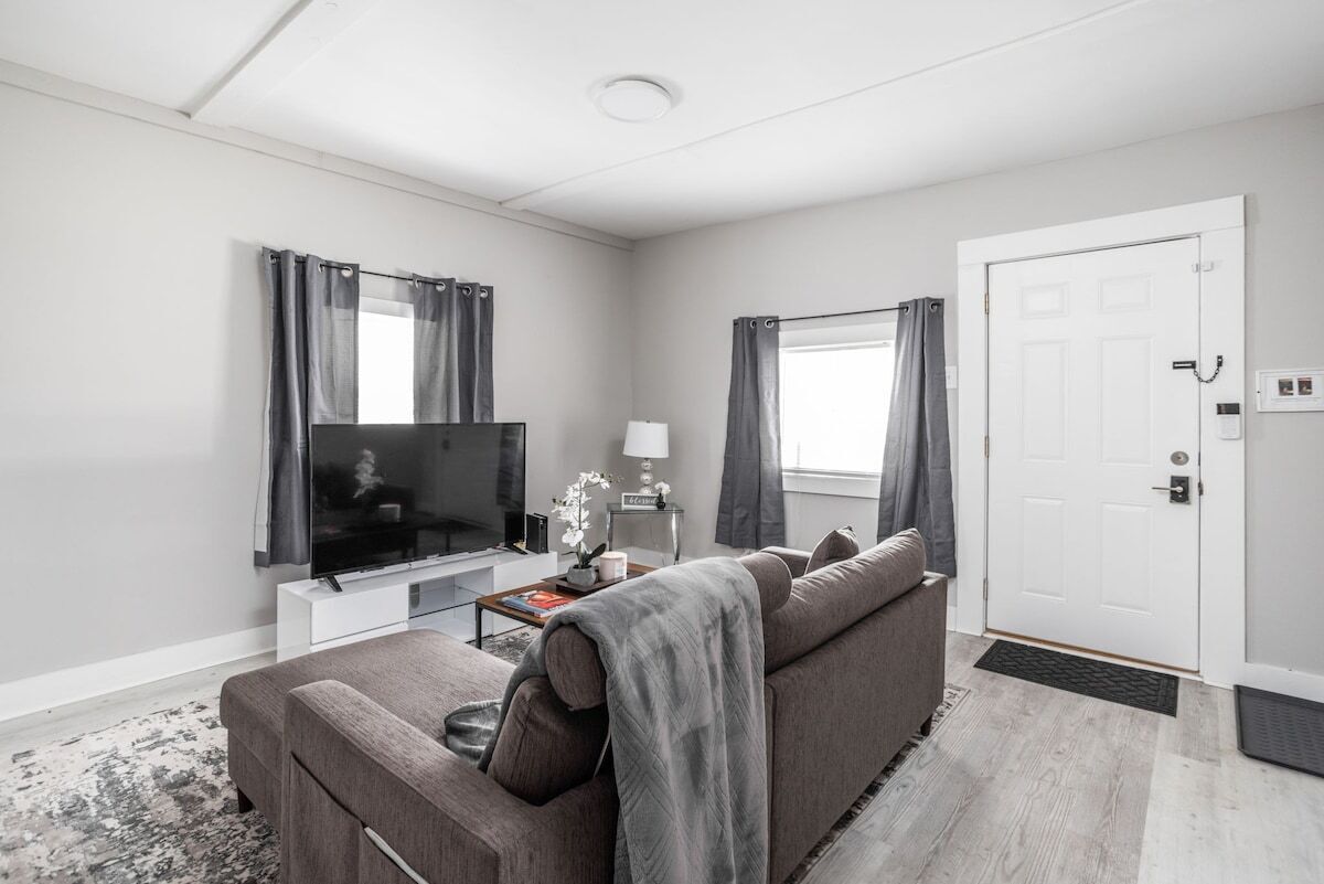 Newly Renovated 2 Bdrm Near Airport/Speedway