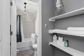 Douche, sèche-cheveux, serviettes fournies, shampoing