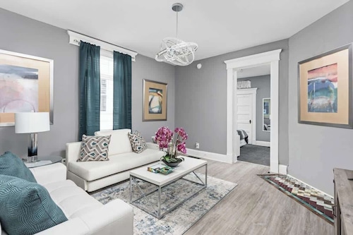 Elegant 1BR, Workspace, Near Parks and Summit Lake