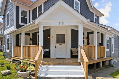 New Castle 1BR | Convenient • Workspace • Walkable