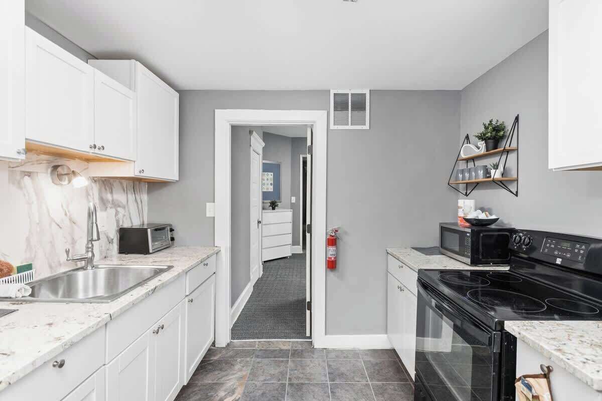 Kjøleskap, mikrobølgeovn, ovn og kokeplater